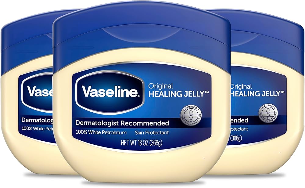 La gelée de pétrole Vaseline Original soulage la peau sèche et protège les coupures mineures. Recommandée par les dermatologues, elle retient l'humidité